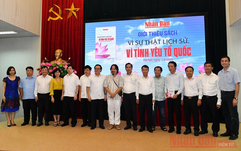 Các đại biểu chụp ảnh lưu niệm tại buổi họp báo giới thiệu sách.