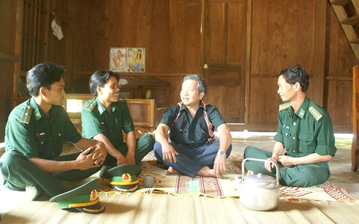 Bộ đội Đồn Biên phòng La Êê (huyện Nam Giang) vận động người dân bảo vệ rừng, giữ gìn an ninh vùng biên giới.