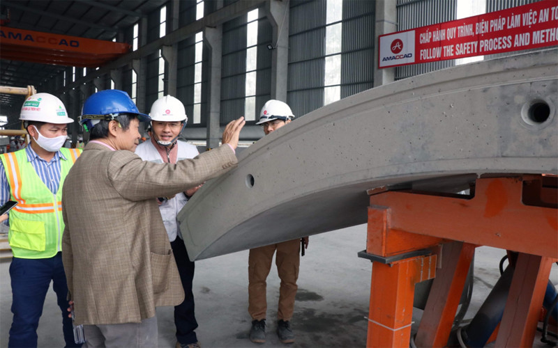 Các chuyên gia của Hội đồng nghiệm thu nhà nước tiến hành kiểm tra các thông số kỹ thuật, nguyên liệu sản xuất... của vỏ hầm.