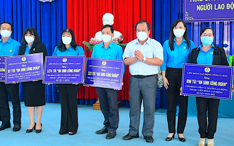 Phó Chủ tịch UBND tỉnh Cà Mau (áo trắng) trao tượng trưng túi “An sinh Công đoàn” cho đại diện các tổ chức công đoàn trong tỉnh.