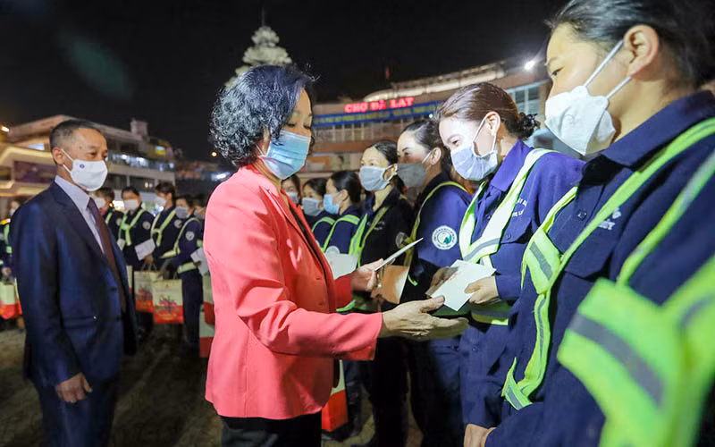 Đồng chí Trương Thị Mai trao quà Tết tặng công nhân vệ sinh đang thực hiện nhiệm vụ trong đêm giao thừa tại khu vực chợ Đà Lạt.