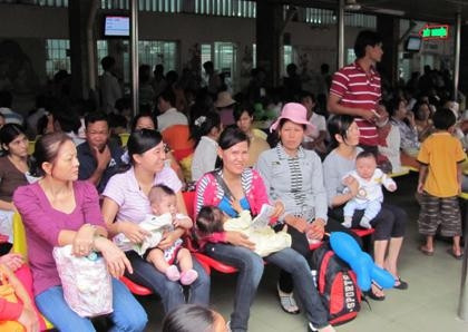 Bệnh viện Nhi Ðồng 1  luôn trong tình trạng quá tải.