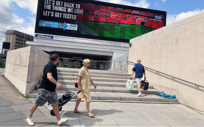 NHS khuyến khích người dân Anh làm xét nghiệm Covid-19. (Ảnh: Reuters)