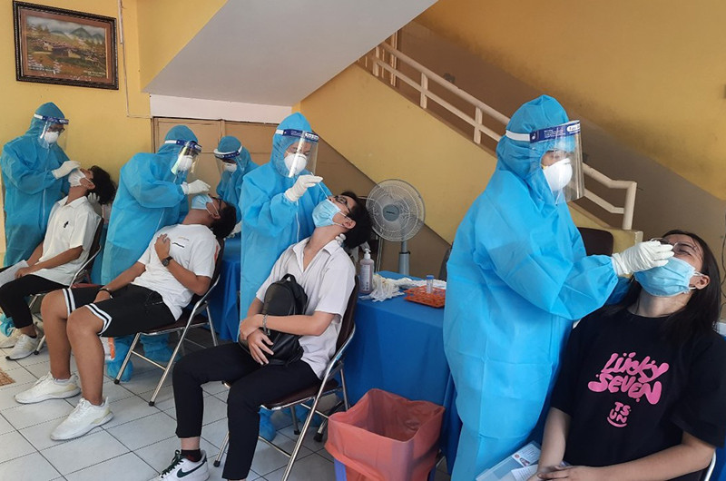 Các thí sinh lấy mẫu xét nghiệm SARS-CoV-2. 