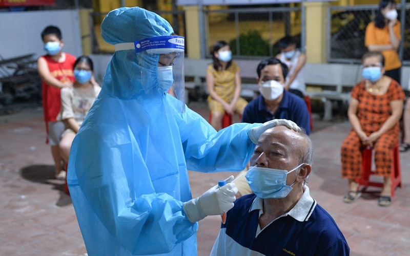 Lấy mẫu xét nghiệm ở Phường Hưng Dũng (TP Vinh).