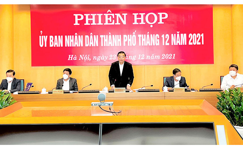 Chủ tịch và các Phó Chủ tịch UBND thành phố Hà Nội trong phiên họp UBND thành phố Hà Nội tháng 12/2021.