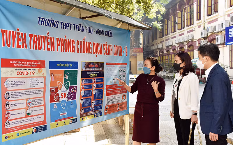 Lãnh đạo quận Hoàn Kiếm kiểm tra công tác chuẩn bị đón học sinh lớp 12 đi học trở lại tại Trường trung học phổ thông Trần Phú-Hoàn Kiếm. (Ảnh: Trần Hải)