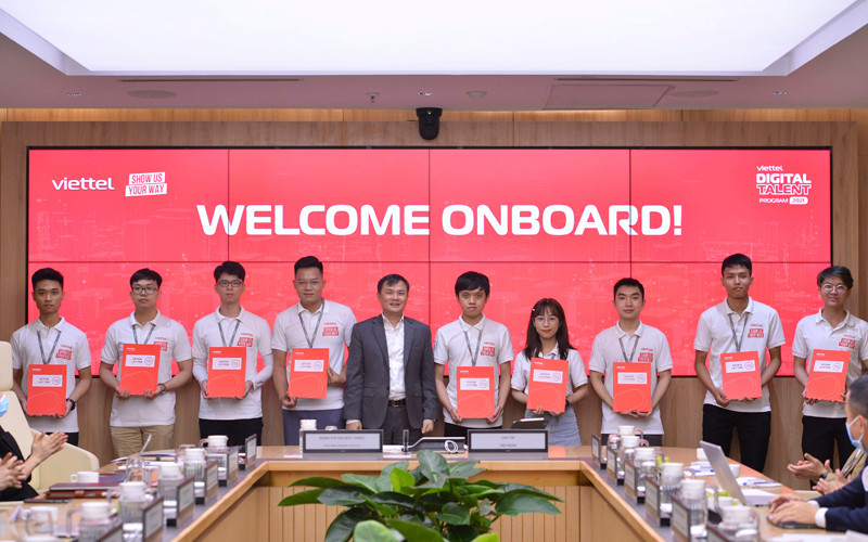 Các sinh viên xuất sắc được tuyển dụng sau khi thực tập.