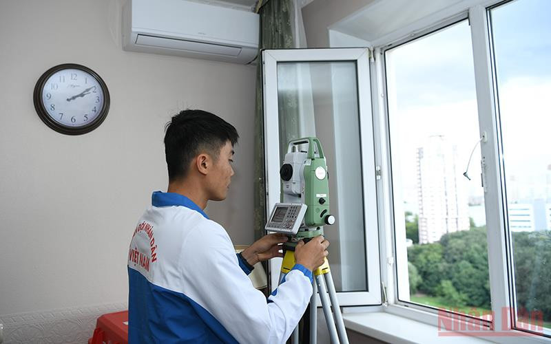 Thành viên Đội tuyển Kinh tuyến luyện tập kỹ thuật, hiệu chỉnh thiết bị trong thời gian thực hiện cách ly.