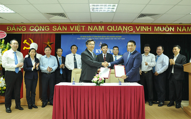 Lễ ký kết hợp đồng sáp nhập Tổng công ty Đầu tư phát triển và Quản lý dự án hạ tầng giao thông Cửu Long (CIPM) vào Tổng công ty Đầu tư phát triển đường cao tốc Việt Nam (VEC).