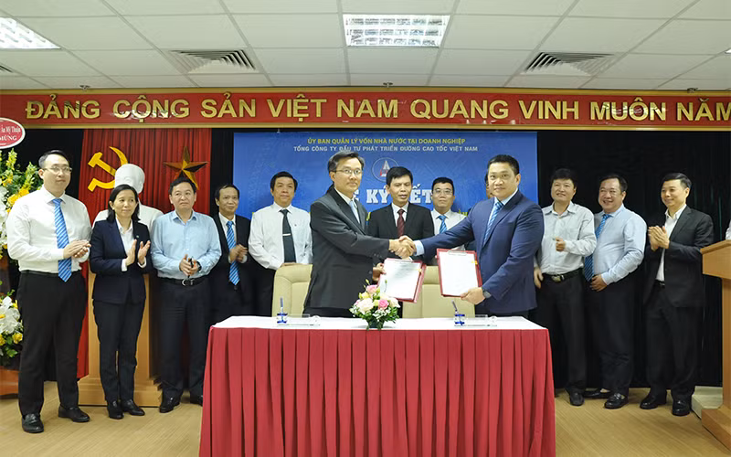 Lễ ký kết hợp đồng sáp nhập Tổng công ty Đầu tư phát triển và Quản lý dự án hạ tầng giao thông Cửu Long (CIPM) vào Tổng công ty Đầu tư phát triển đường cao tốc Việt Nam (VEC).