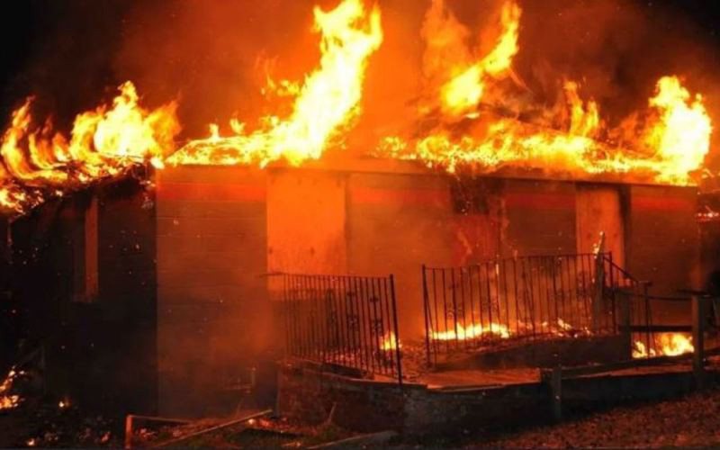 Đám cháy bùng phát dữ dội vào sáng sớm. Ảnh News Central TV.