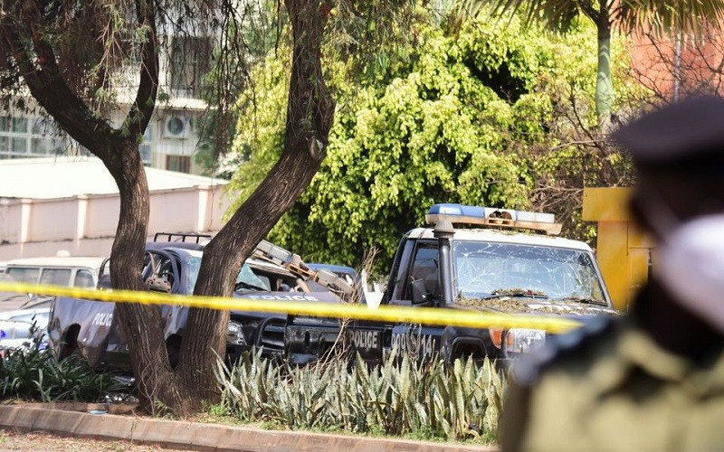 Một chiếc xe cảnh sát bị hư hỏng tại hiện trường vụ nổ ở Kampala, Uganda, ngày 16/11/2021. (Ảnh: Reuters)