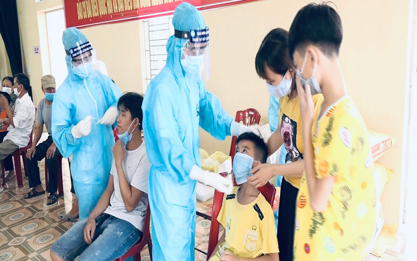 Lấy mẫu xét nghiệm diện rộng cho người dân Vĩnh Bảo.