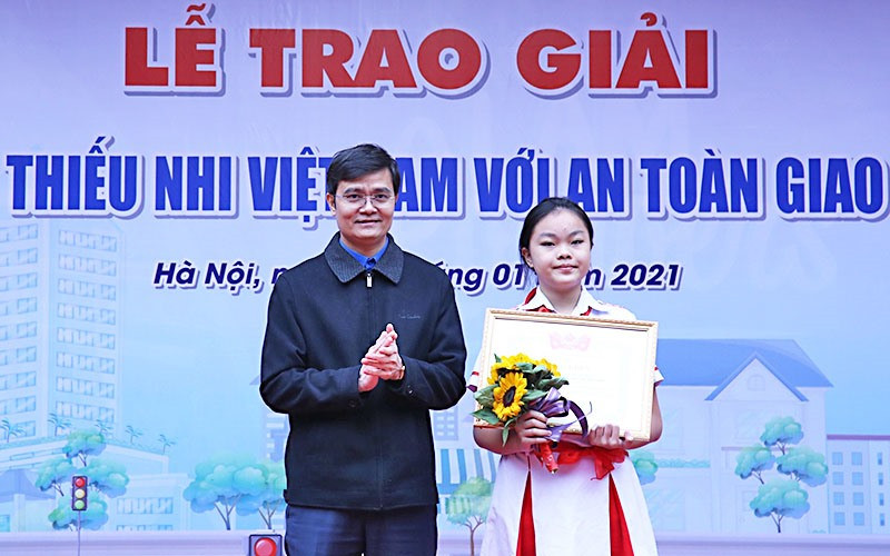 Đồng chí Bùi Quang Huy trao giải đặc biệt của cuộc thi tặng thí sinh Trần Nguyễn Uyên Nghi.