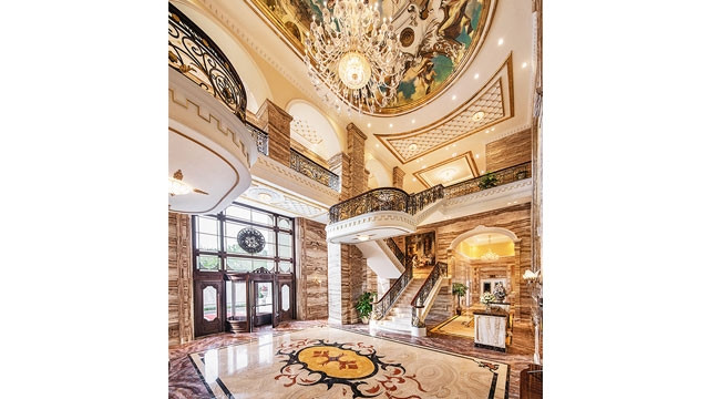 Đại sảnh D’.Palais Louis mang vẻ đẹp hoàng gia được trang trí bởi những loại đá quý hiếm bậc nhất.