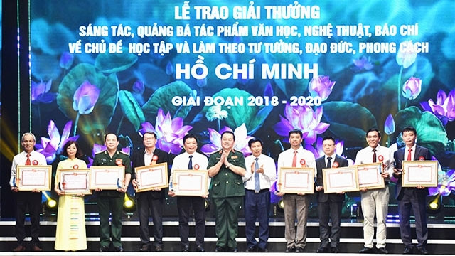 Các tập thể có thành tích quảng bá xuất sắc được trao giải. Ảnh: TRẦN HẢI