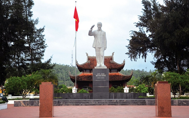  Tượng đài Bác Hồ trên đảo Cô Tô (Quảng Ninh) Ảnh: Phạm Học