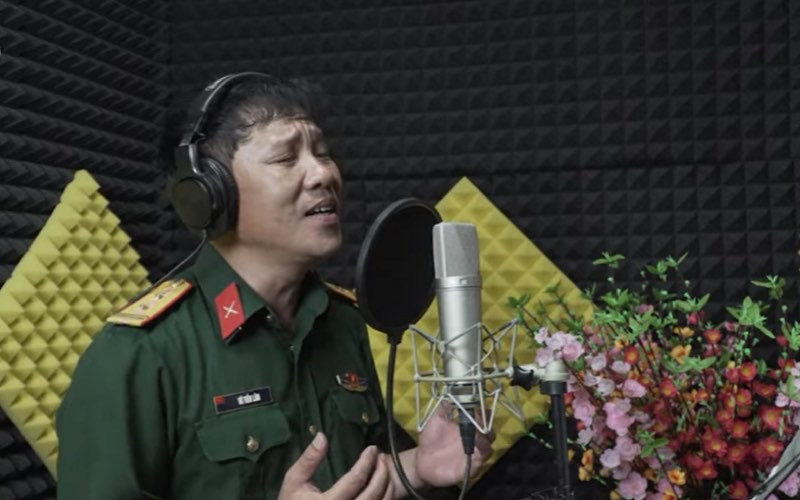 NSƯT Tiến Lâm thể hiện ca khúc Tiếng gọi Việt Nam.