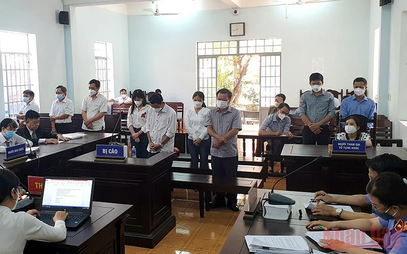 Các bị cáo tại phiên tòa xét xử. 