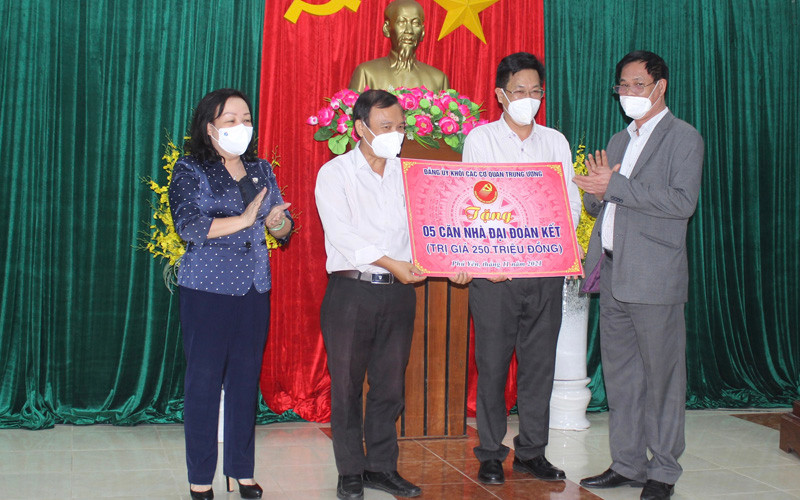 Đồng chí Huỳnh Tấn Việt trao kinh phí hỗ trợ xây dựng nhà Đại đoàn kết cho Thị ủy Đông Hòa và tặng kinh phí “Nâng bước cho em đến trường cho Tỉnh đoàn Phú Yên”.