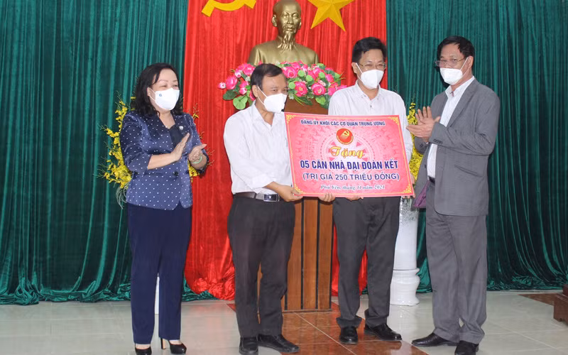 Đồng chí Huỳnh Tấn Việt trao kinh phí hỗ trợ xây dựng nhà Đại đoàn kết cho Thị ủy Đông Hòa và tặng kinh phí “Nâng bước cho em đến trường cho Tỉnh đoàn Phú Yên”.