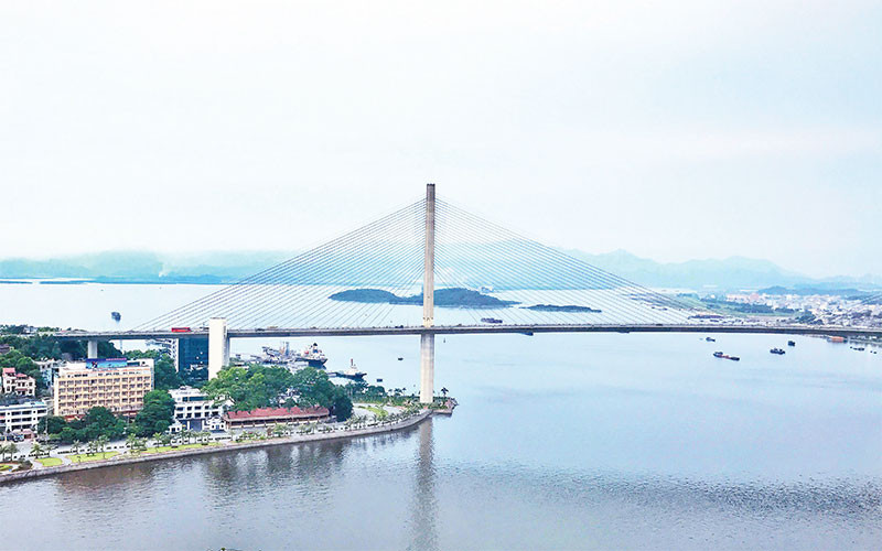 Một góc cầu Bãi Cháy, TP Hạ Long (Quảng Ninh).