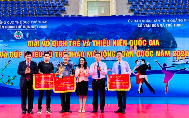 Đại diện Ban Tổ chức tặng Cờ và Cúp cho các đội có số áo đeo tại giải nhiều nhất.