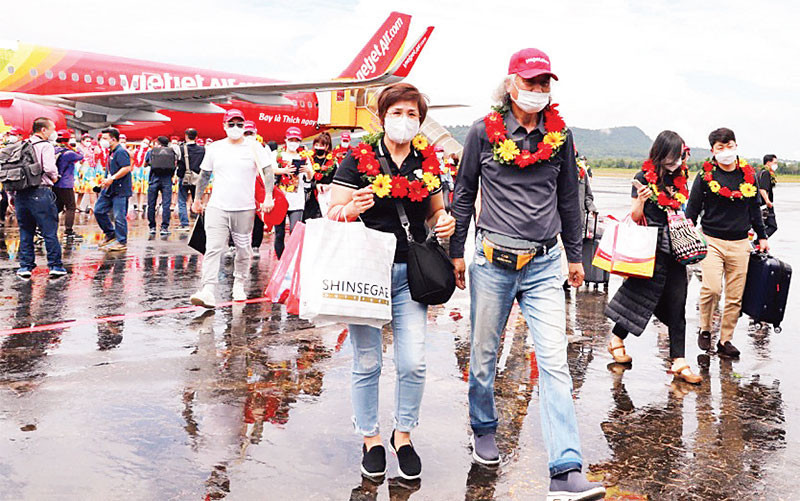 Du khách Hàn Quốc đến Phú Quốc (Kiên Giang) trong chương trình sử dụng hộ chiếu vắc-xin. Ảnh: DUY ÐĂNG 