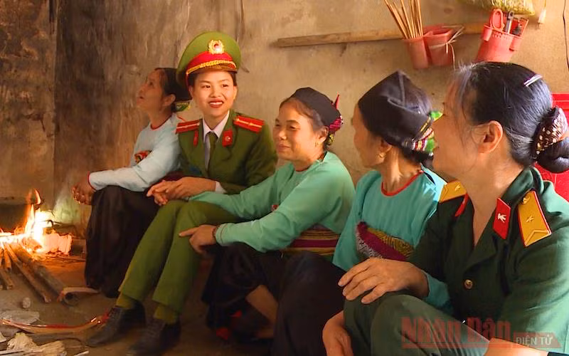 Nữ công an xã xuống địa bàn.