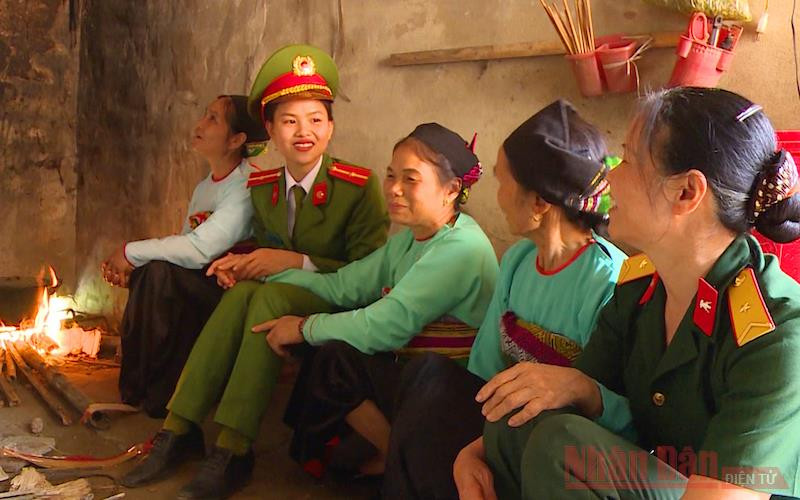 Nữ công an xã xuống địa bàn.