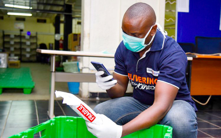 Người dân Nam Phi mua bán trực tuyến nhiều hơn trong đại dịch. (Ảnh Cosmetics Design Europe)