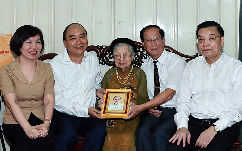 Chủ tịch nước Nguyễn Xuân Phúc thăm và tặng quà bà Nguyễn Thị Tú, mẹ liệt sĩ Nguyễn Thái Lai. (Ảnh: Thống Nhất/TTXVN)