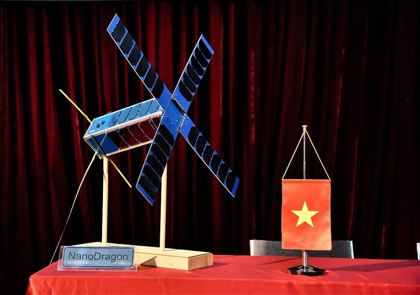Mô hình vệ tinh NanoDragon "made in Vietnam". Ảnh: MINH DUY.