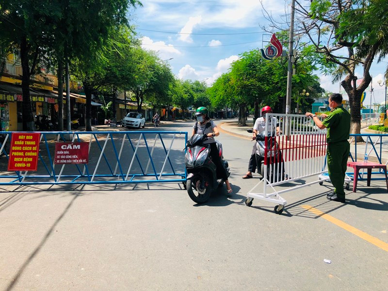 Lực lượng chức năng kiểm soát người ra vào địa bàn phường Hòa Bình, TP Biên Hòa, tỉnh Đồng Nai.