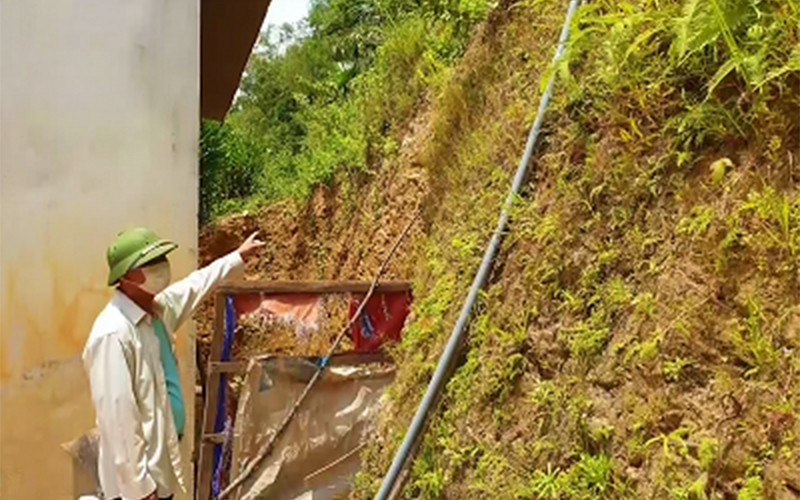 Nhà dân xã Hưng Trạch, huyện Bố Trạch làm sát chân núi có nguy cơ bị sạt lở trong mùa mưa lũ.