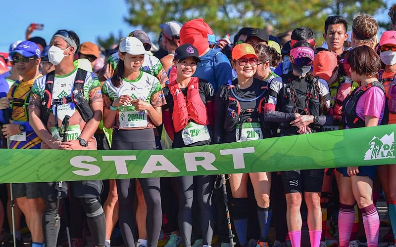 Các vận động viên chuẩn bị xuất phát. (ẢNH: Dalat Ultra Trail)