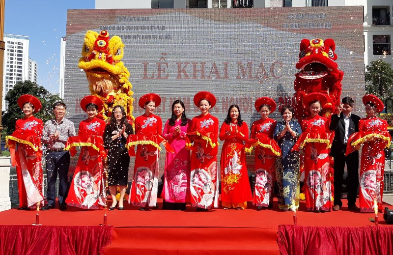 Các đại biểu cắt băng khai mạc Hội chợ hàng Việt Nam được người tiêu dùng yêu thích năm 2020.