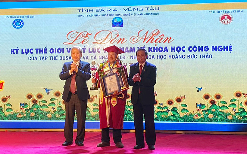 Anh hùng lao động - Nhà khoa học Hoàng Đức Thảo nhận chứng nhận kỷ lục thế giới.