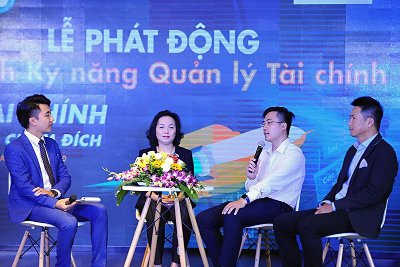 Các diễn giả là doanh nhân thành đạt, nhà khởi nghiệp thành công trực tiếp giao lưu, chia sẻ với sinh viên.