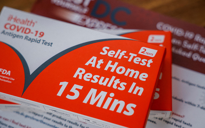 Mỗi hộ gia đình Mỹ có thể đăng ký nhận 4 bộ xét nghiệm nhanh Covid-19 để đáp ứng nhu cầu xét nghiệm gia tăng. (Ảnh: Reuters)