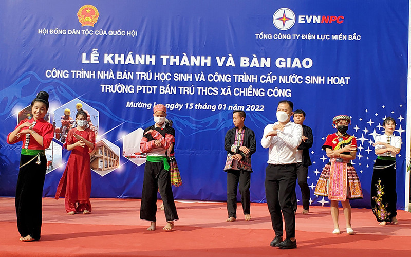 Tiết mục văn nghệ của thầy trò nhà trường chào mừng lễ khánh thành nhà bán trú.