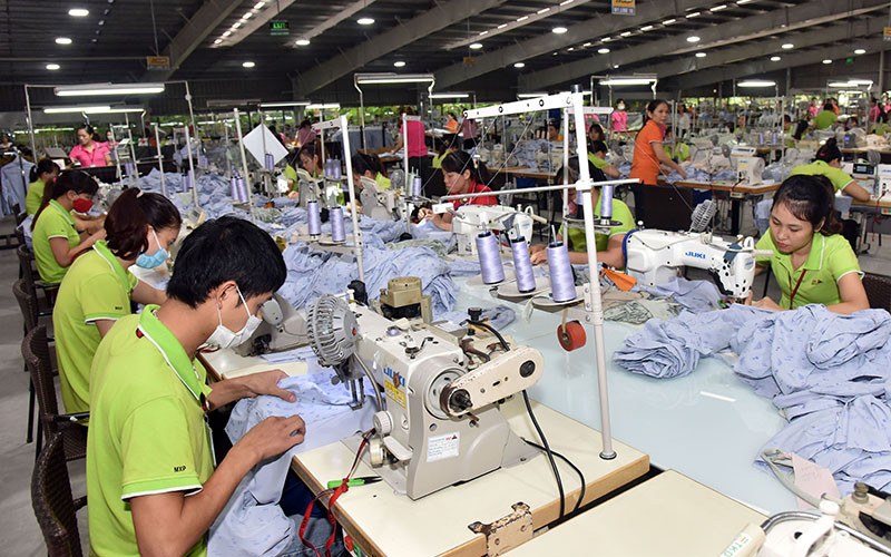Sản xuất hàng xuất khẩu tại Công ty cổ phần Sản xuất hàng thể thao MXP (Khu công nghiệp Nguyễn Đức Cảnh, tỉnh Thái Bình).