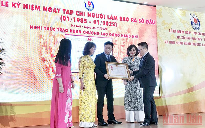 Đồng chí Lê Quốc Minh, Ủy viên Trung ương Đảng, Tổng Biên tập Báo Nhân Dân, Phó Trưởng Ban Tuyên giáo Trung ương, Chủ tịch Hội Nhà báo Việt Nam trao Huân chương Lao động hạng Nhì cho tập thể lãnh đạo Tạp chí Người làm báo.