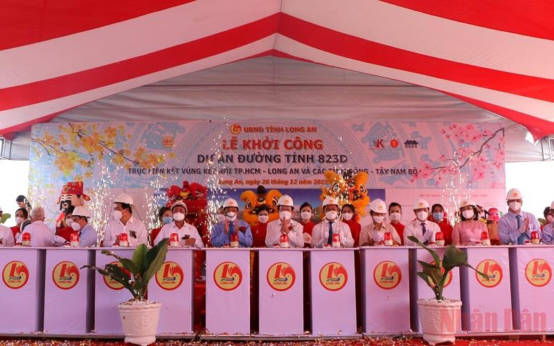 Nguyên Chủ tịch nước Trương Tấn Sang, nguyên Phó Thủ tướng Thường trực Chính phủ Trương Hòa Bình và lãnh đạo tỉnh Long An ấn nút khởi công tuyến đường tỉnh 823D.