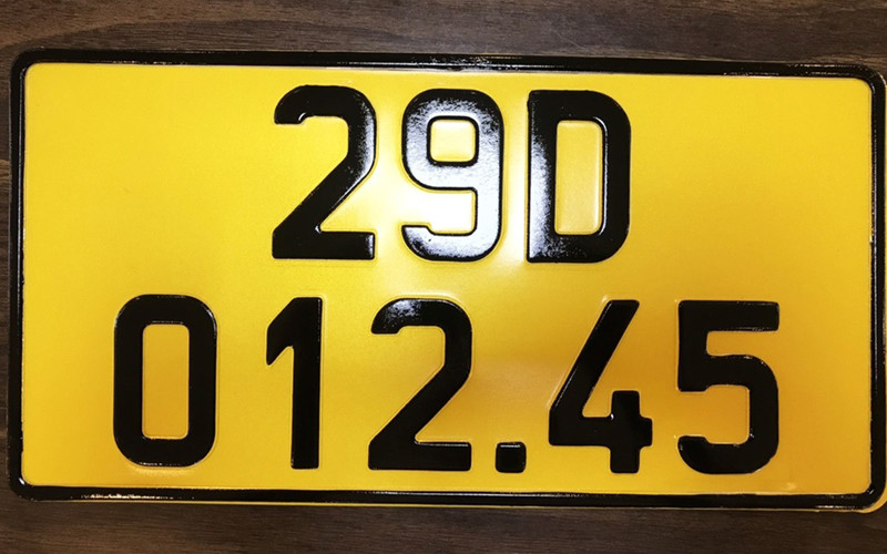 Tất cả xe ô-tô kinh doanh vận tải sẽ sử dụng biển số màu vàng, chữ và số màu đen kể từ ngày 1-8-2020. Ảnh: Zing.vn