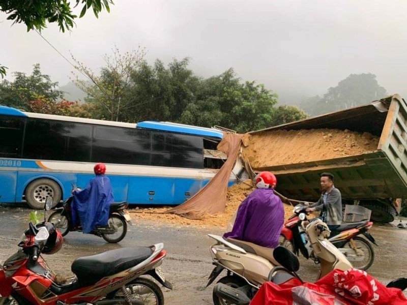 Hiện trường vụ tai nạn giao thông nghiêm trọng.