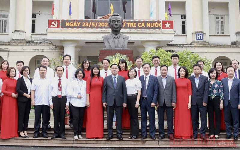 Đồng chí Vương Đình Huệ, Ủy viên Bộ Chính trị, Bí thư Thành ủy cùng các đồng chí lãnh đạo thành phố Hà Nội với các cán bộ chủ trốt trường đào tạo cán bộ Lê Hồng Phong. Ảnh: Duy Linh