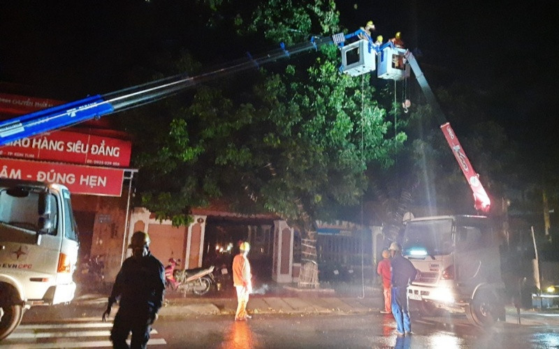 Công nhân Công ty Điện lực Kon Tum khắc phục sự cố lưới điện tại đường Nguyễn Huệ, TP Kon Tum.