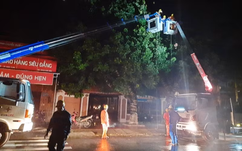 Công nhân Công ty Điện lực Kon Tum khắc phục sự cố lưới điện tại đường Nguyễn Huệ, TP Kon Tum.